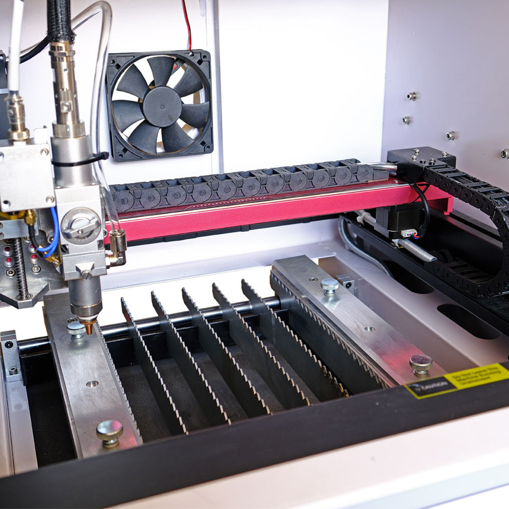 Pracovný stôl s reznými lištami 300 na 280 mm vyrezávačky FIBER