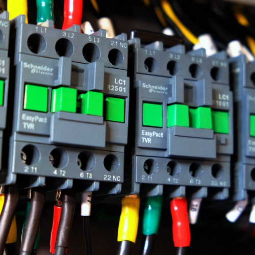 3-v-1 skrutkový kompresor 11 kW | 1500 l/min | 500 l nádrž a odvlhčovač